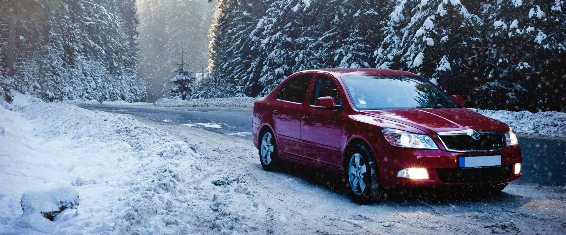 Automotive spuitgieten - Rode auto in de sneeuw.